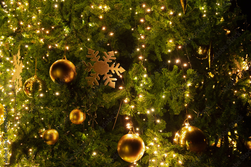 在圣诞节和新年的夜晚，用装饰、灯光和金球装饰圣诞树