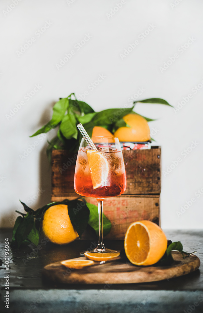 Aperol雪碧开胃酒酒精冷饮，配橙子和冰块，配环保玻璃
