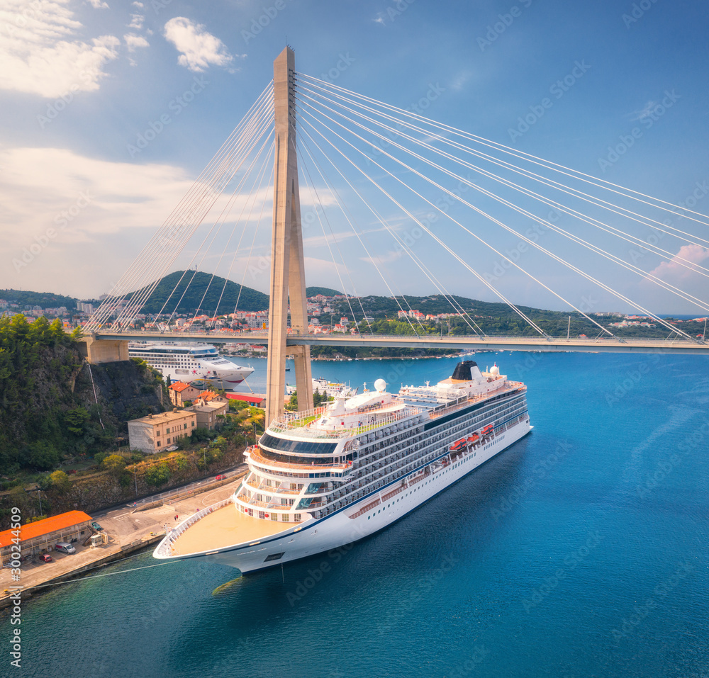 克罗地亚杜布罗夫尼克游轮和美丽桥梁的鸟瞰图。大型船舶和滚装船的俯视图