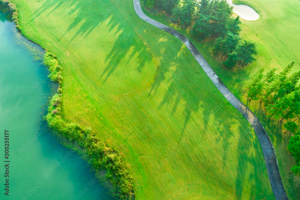 高尔夫球场和水的鸟瞰图