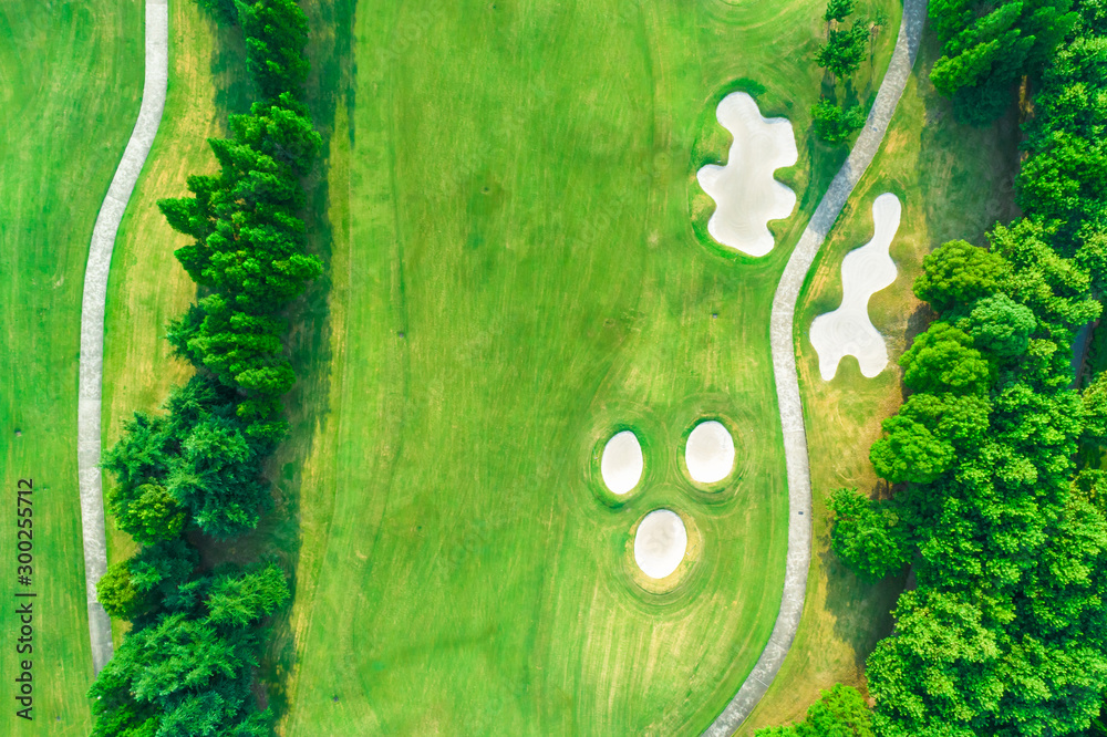 美丽的绿色高尔夫球场鸟瞰图。