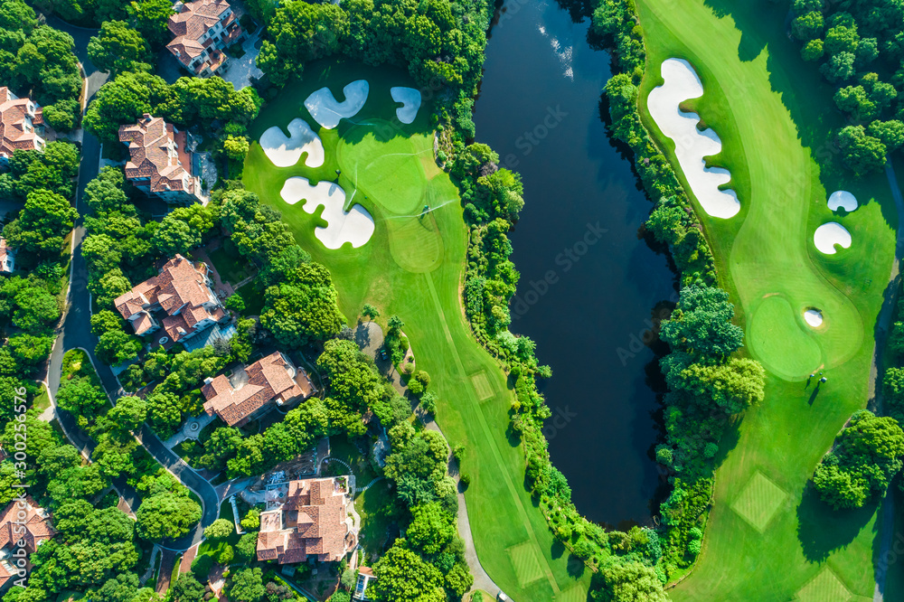 美丽的绿色高尔夫球场鸟瞰图。高角度视图。