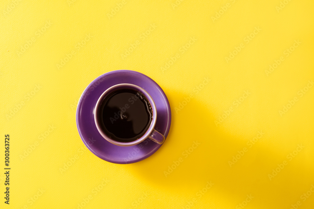 黄色背景的紫色咖啡杯