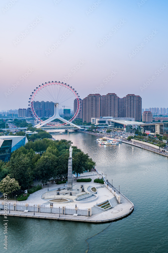 中国天津海河和摩天轮的黄昏景色