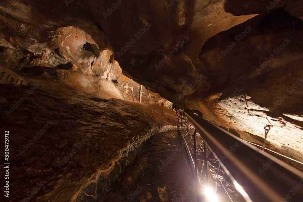 天然岩石洞穴的广角镜头。