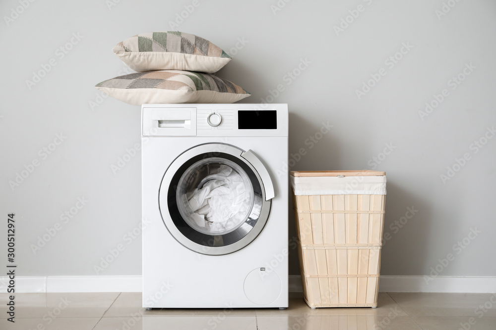 现代洗衣机，洗衣房靠近白墙
