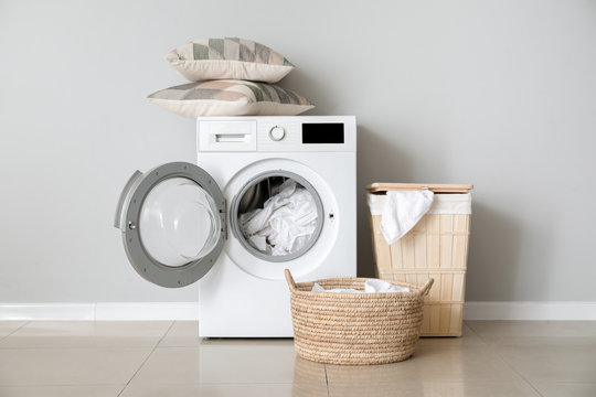 现代洗衣机，洗衣房靠近白墙