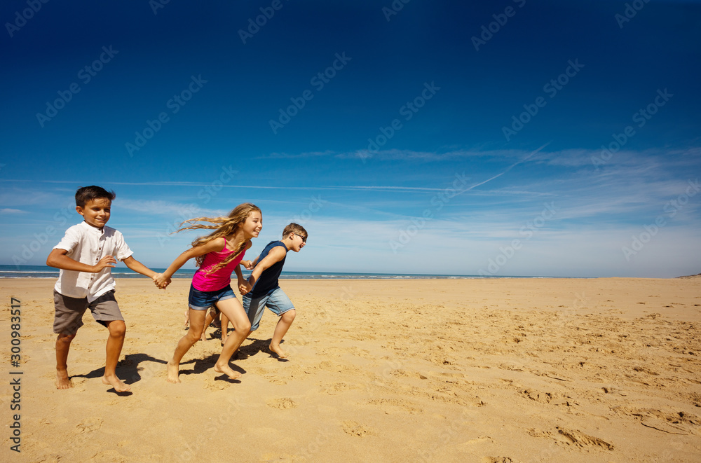 孩子们一起在沙滩上跑步玩得很开心