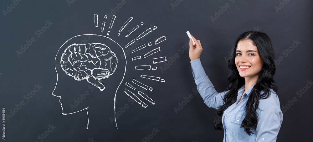 年轻女子在黑板上写字的大脑插图