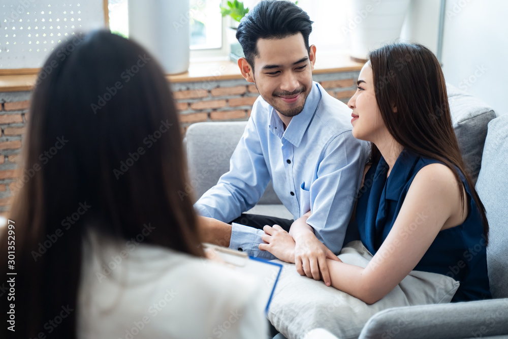 亚洲夫妇患者坐在沙发上向专业心理学家解释和咨询问题