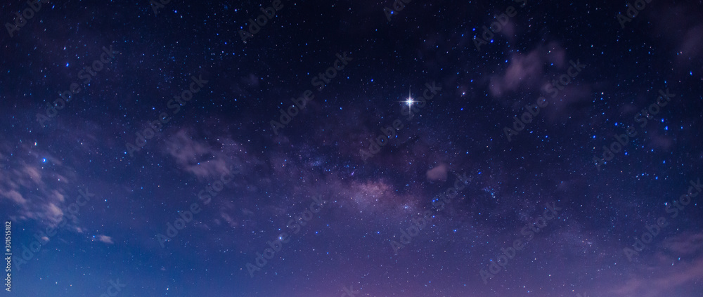 全景蓝色夜空，银河系和黑暗背景下的恒星。宇宙星系，有噪音和颗粒。