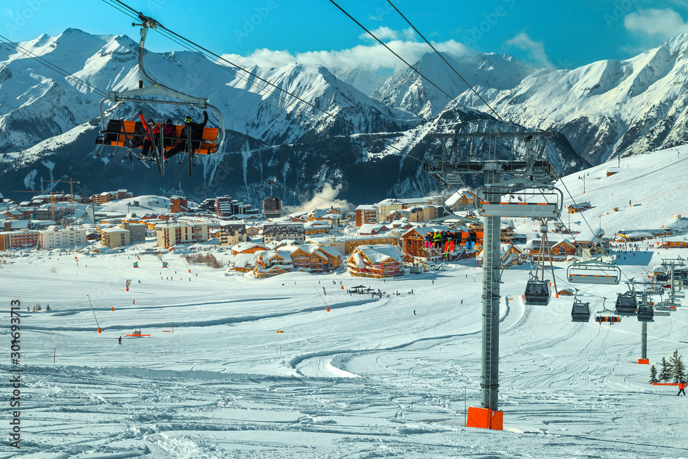 Alpe d Huez，带快速滑雪缆车的山地滑雪场
