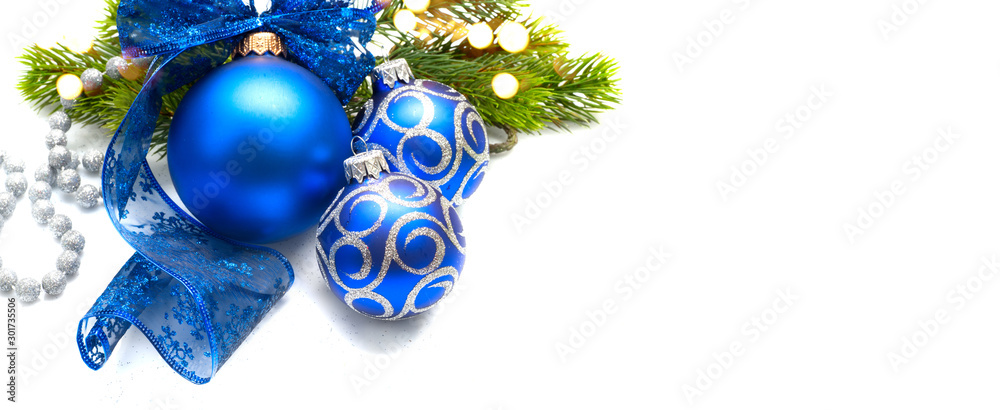 白色背景下的蓝色圣诞和新年装饰。带节日的边界艺术设计