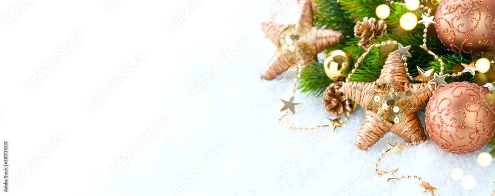 金色复古圣诞和新年装饰在白色背景上隔离。边界艺术设计与