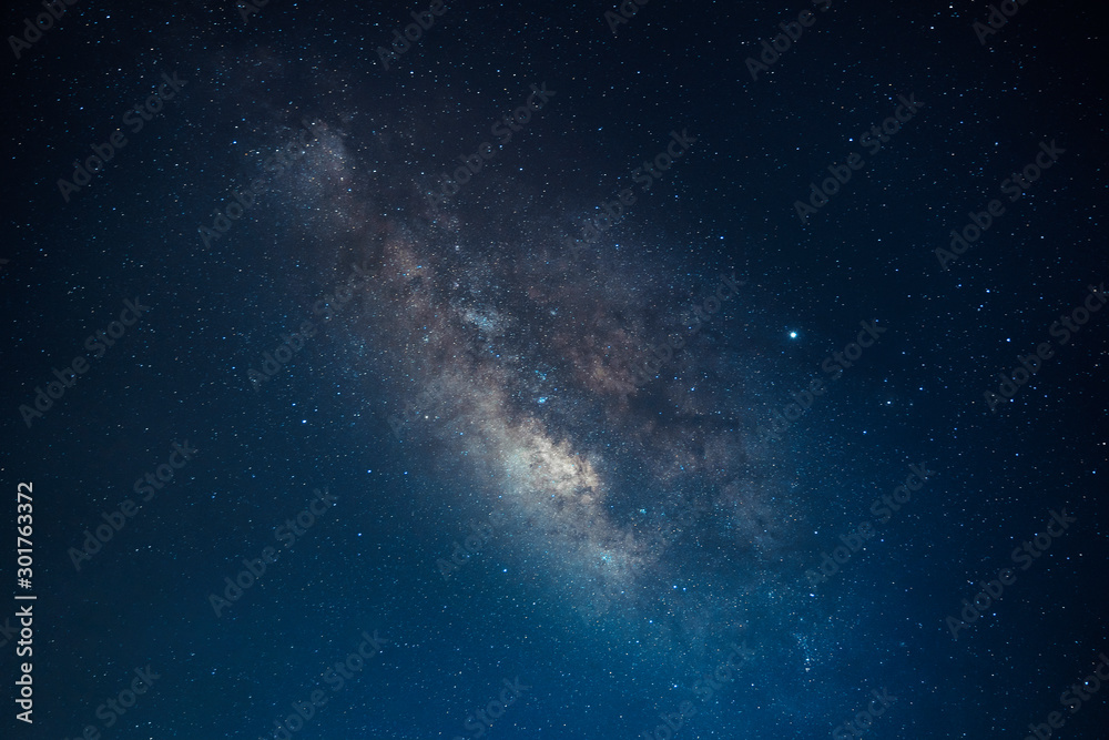 银河系，长时间曝光照片，有颗粒。全景图银河系就是这个星系。