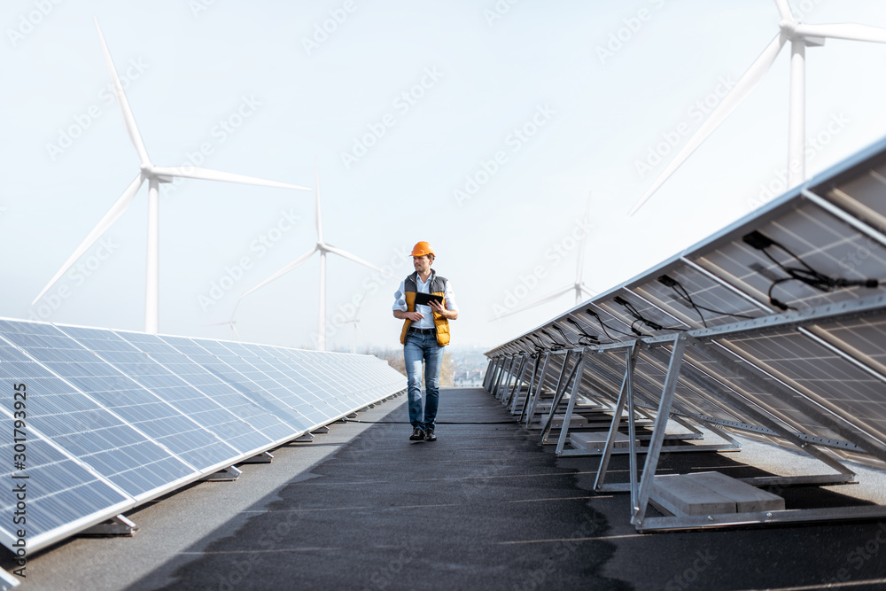 屋顶太阳能发电厂视图，曼在散步，检查光伏电池板。概念o