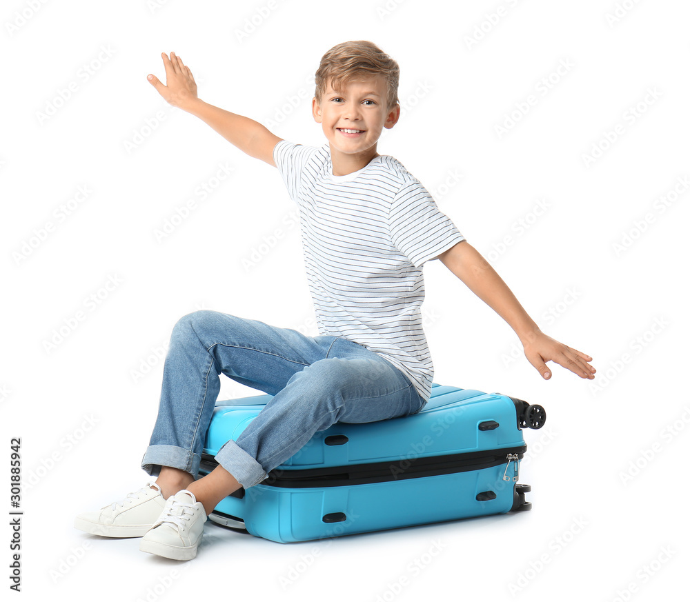 白色背景带行李箱的可爱小男孩