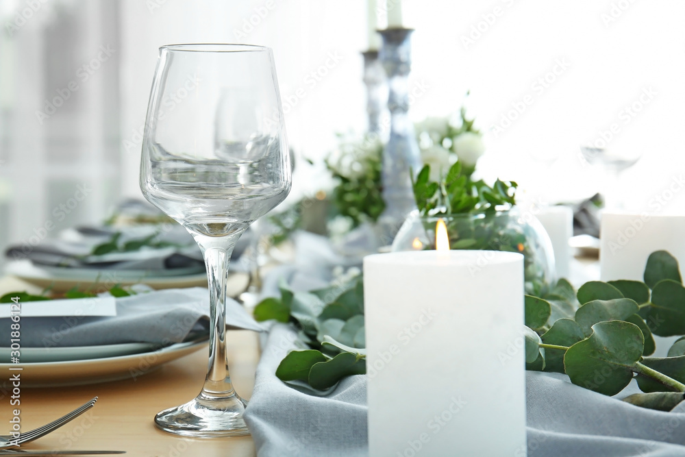 餐厅婚礼的美丽餐桌布置