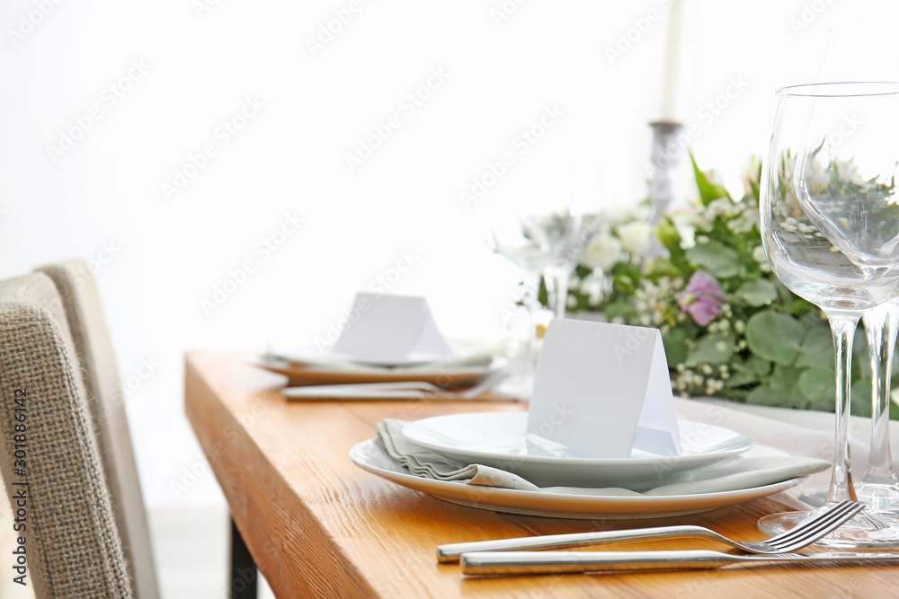 餐厅举行婚礼的美丽餐桌布置