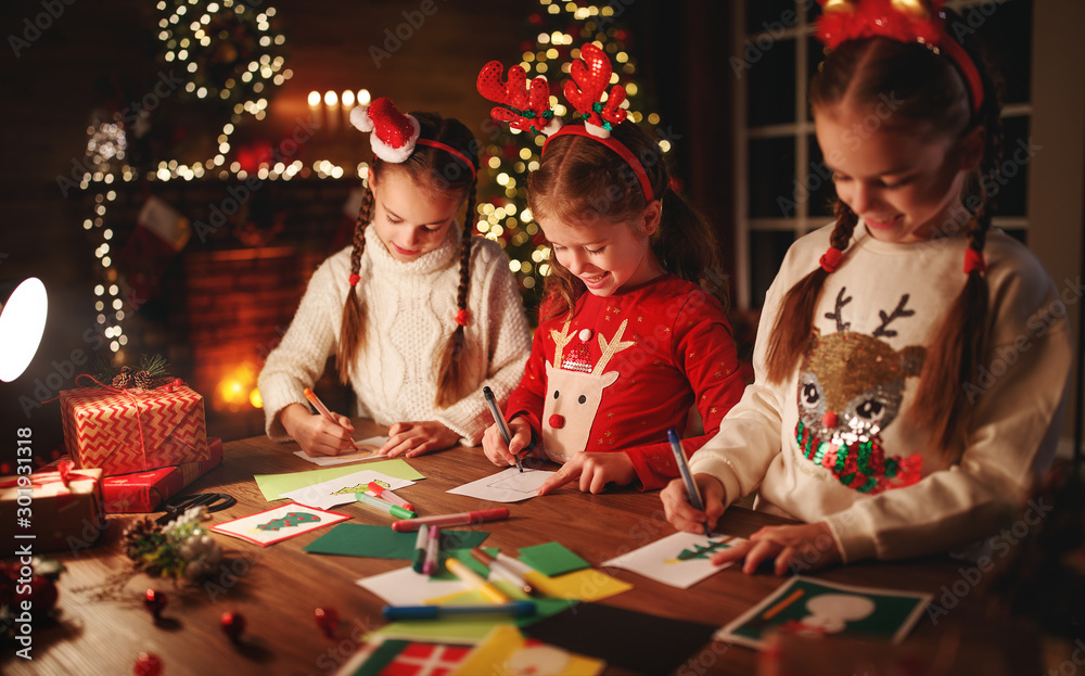 快乐的朋友，孩子们在圣诞树附近画装饰品，给圣诞老人写信。