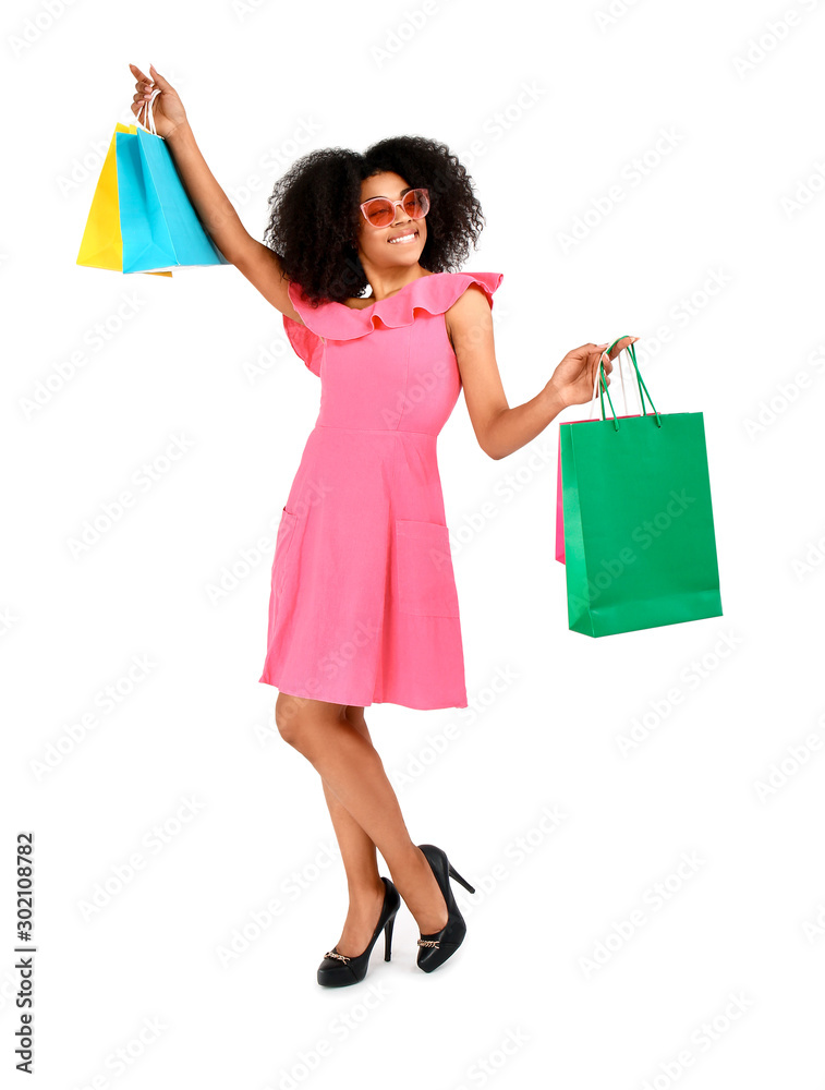 漂亮的非裔美国女人，白色背景带着购物袋