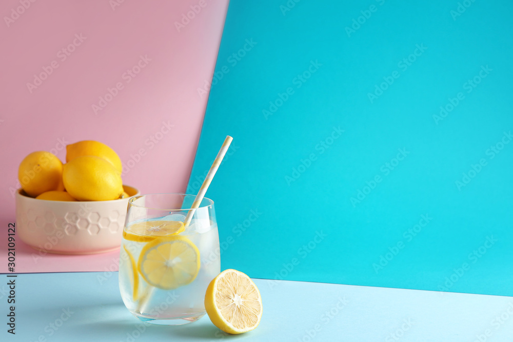 一杯彩色背景的新鲜柠檬水