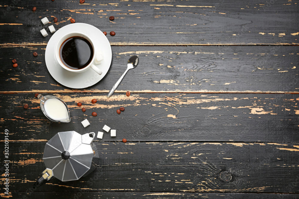 深色木质背景上的一杯热咖啡、锅、牛奶和糖