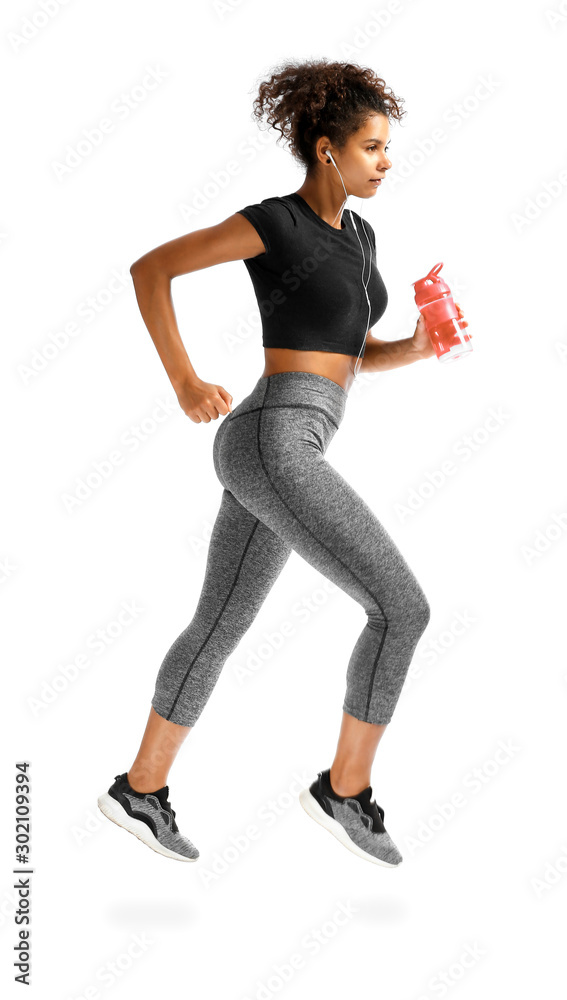 运动型跑步非裔美国女性，白色背景下有一瓶水