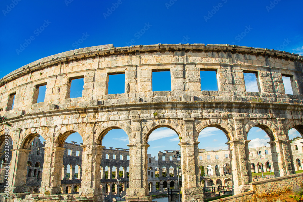 克罗地亚伊斯特里亚普拉的古代遗产。纪念性古罗马竞技场的拱门。历史细节