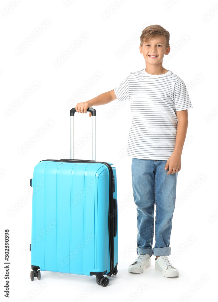 白色背景带行李箱的可爱小男孩