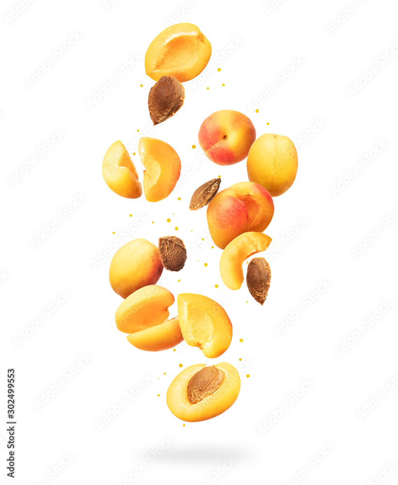 新鲜的整颗和切片的新鲜杏子在白色背景下漂浮在空中