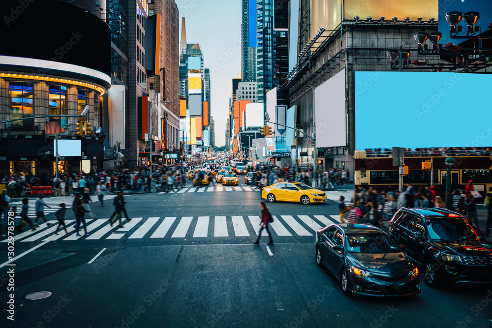 纽约市中心著名的时代广场地标，配有广告和商业实体广告牌