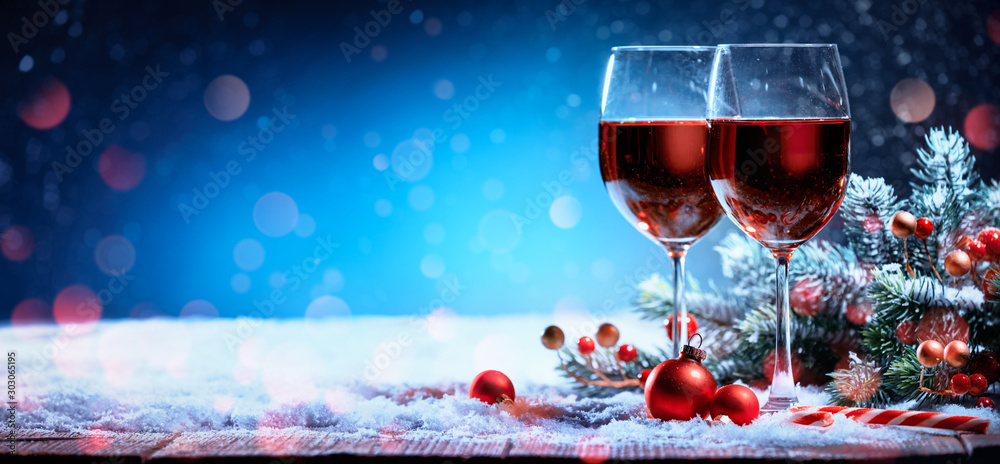 红酒和圣诞饰品