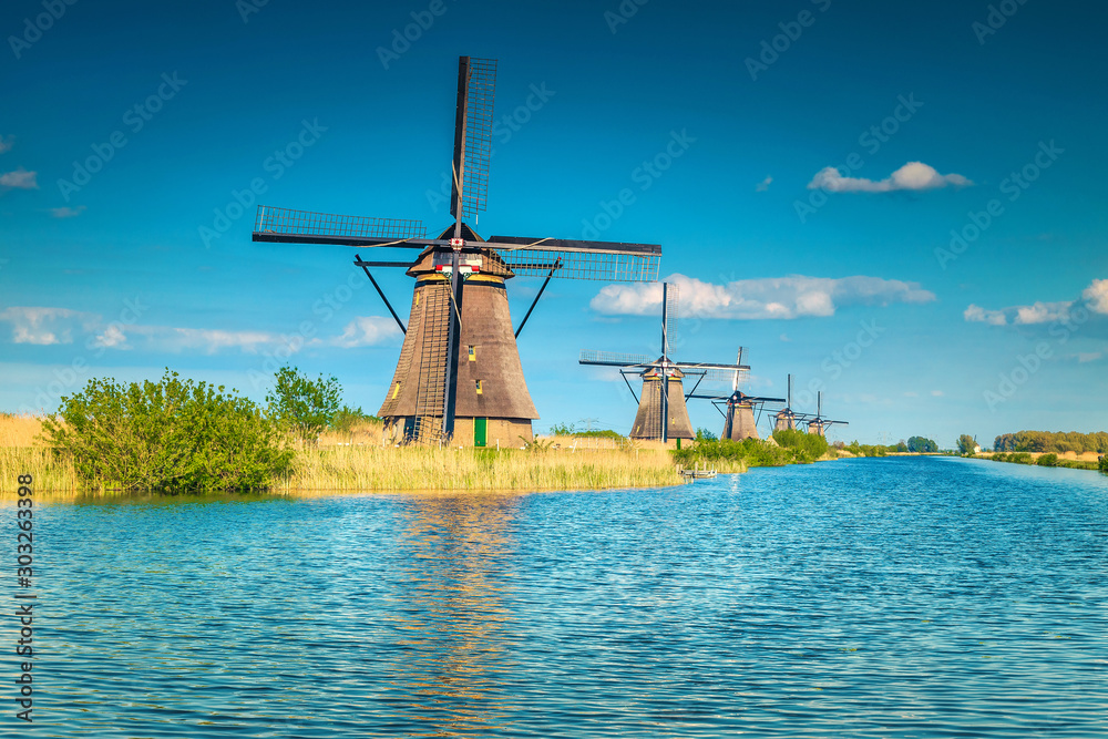 荷兰金德迪克博物馆湖岸上的木制风车