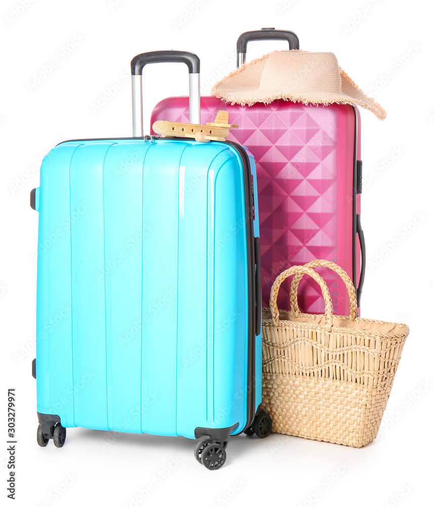 白色背景的行李箱、帽子和玩具飞机。旅行概念