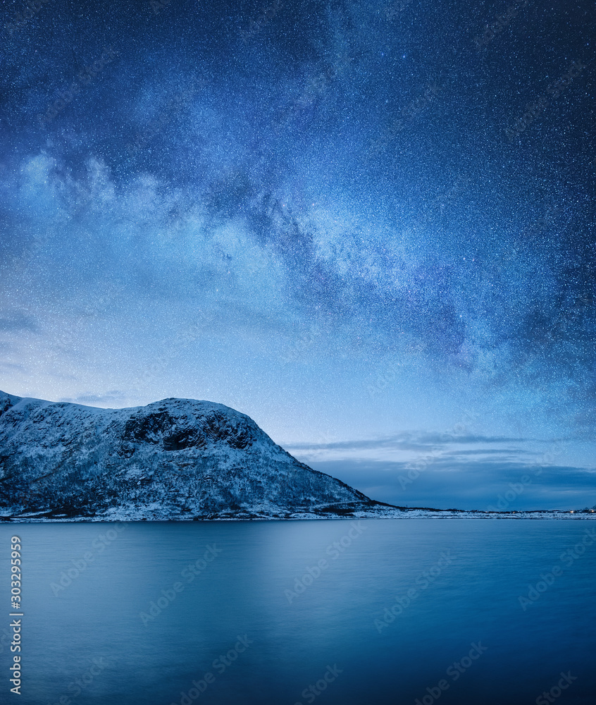 山脉和海洋之上的银河系。夜晚的风景。挪威罗弗敦岛。旅行-imag