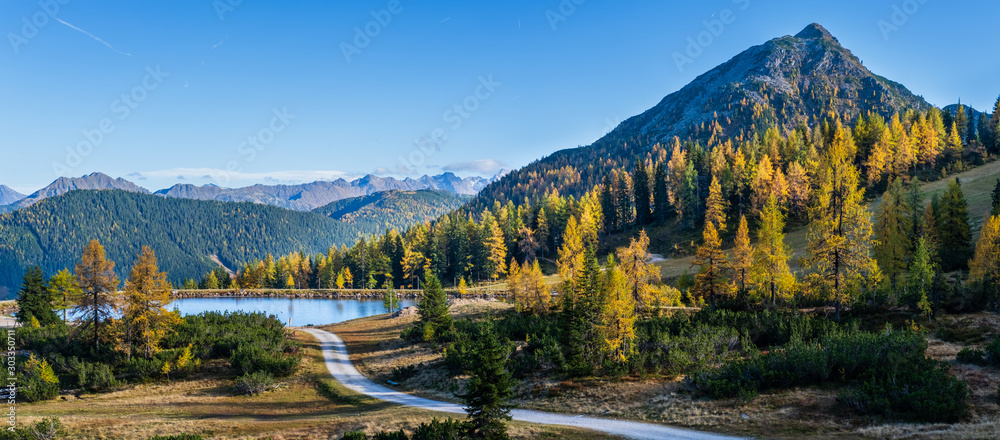 宁静的阿尔卑斯山秋景。奥地利斯泰尔马克Reiteram。