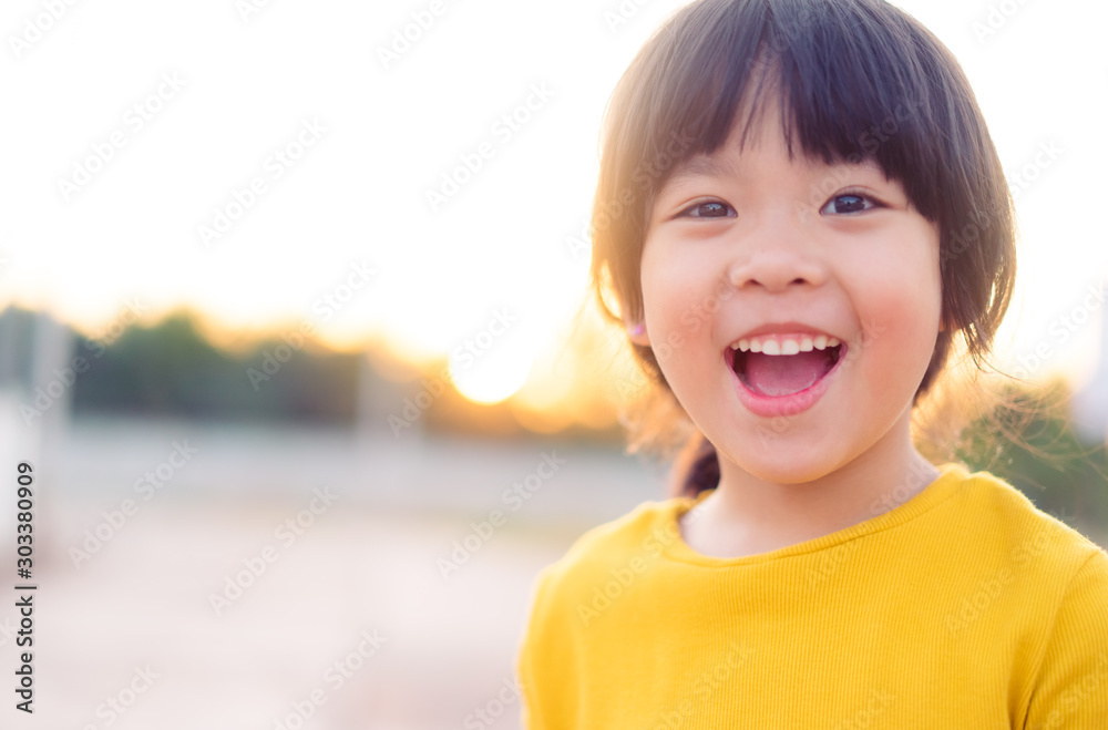 快乐的亚洲小女孩露出门牙，笑容满面：健康快乐的滑稽