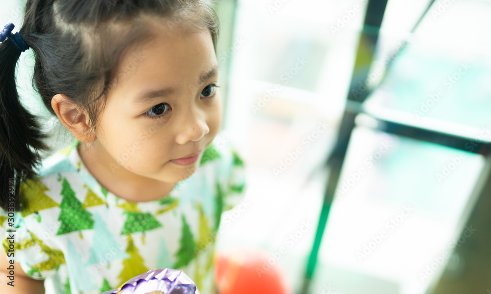 快乐的亚洲小女孩，在电梯里笑容满面：健康快乐有趣的微笑f