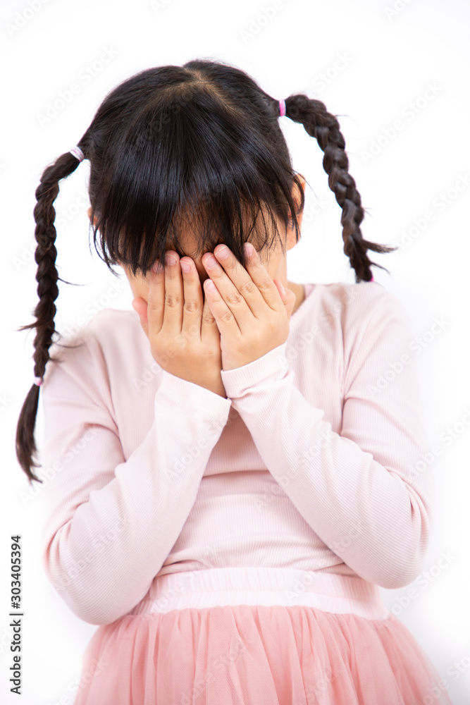 一个年轻的亚洲女人把眼睛放在眼睛上，在白色背景下哭泣。
