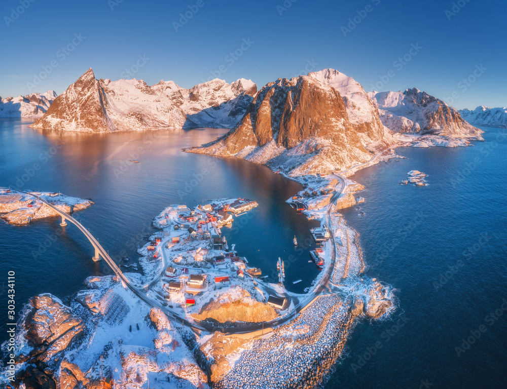 挪威罗弗敦群岛海上和雪山上的小岛和桥梁鸟瞰图。