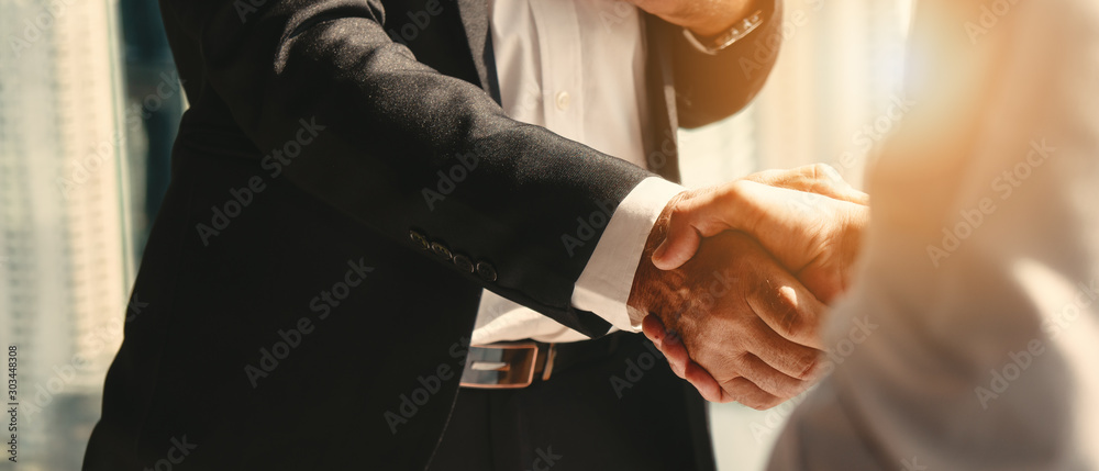 企业并购团队合作的商人握手