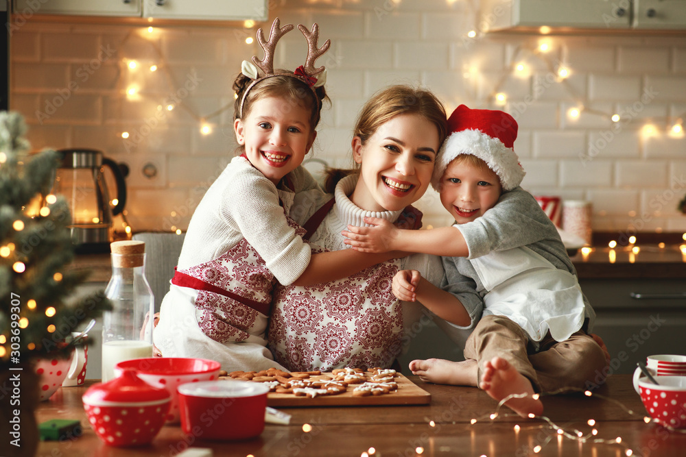幸福家庭母亲和孩子烤圣诞饼干
