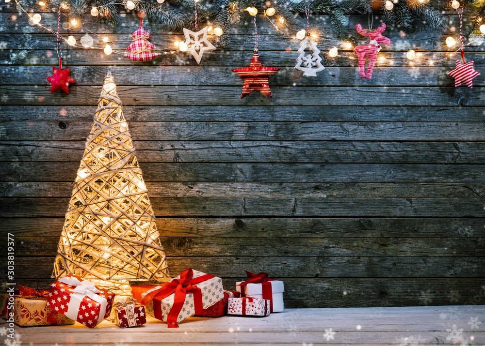 节日背景，带发光的圣诞树、礼物和装饰。