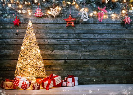 节日背景与照明圣诞树，礼物和装饰。
