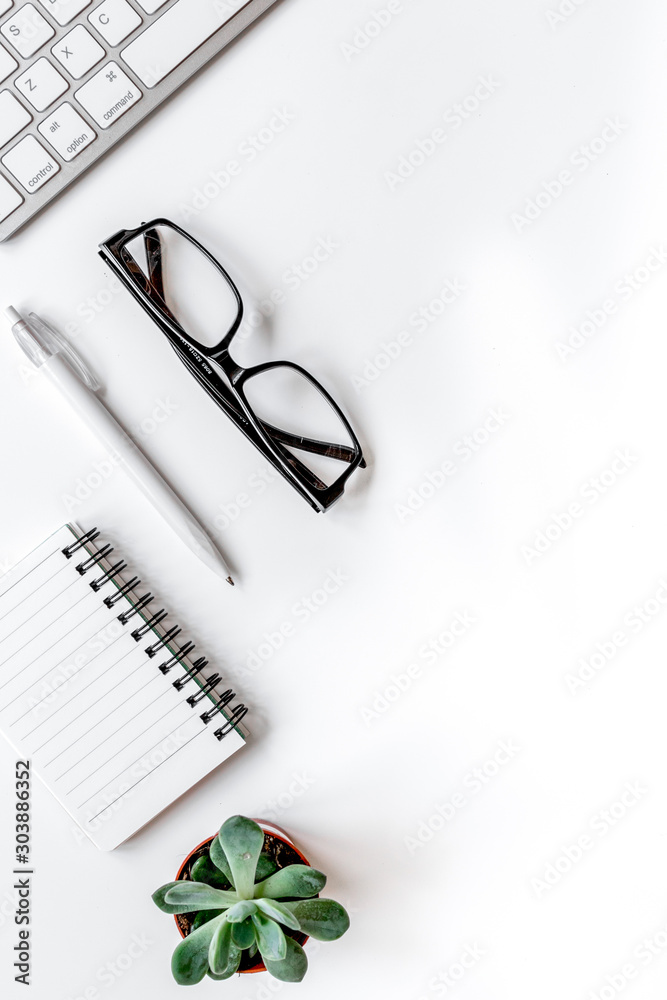 办公桌设计，配有笔记本和眼镜，可用于文本的俯视空间