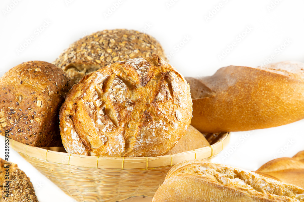新鲜自制普通面包和面包谷物饮食，用天然面粉制成健康食品，对每个人都有好处