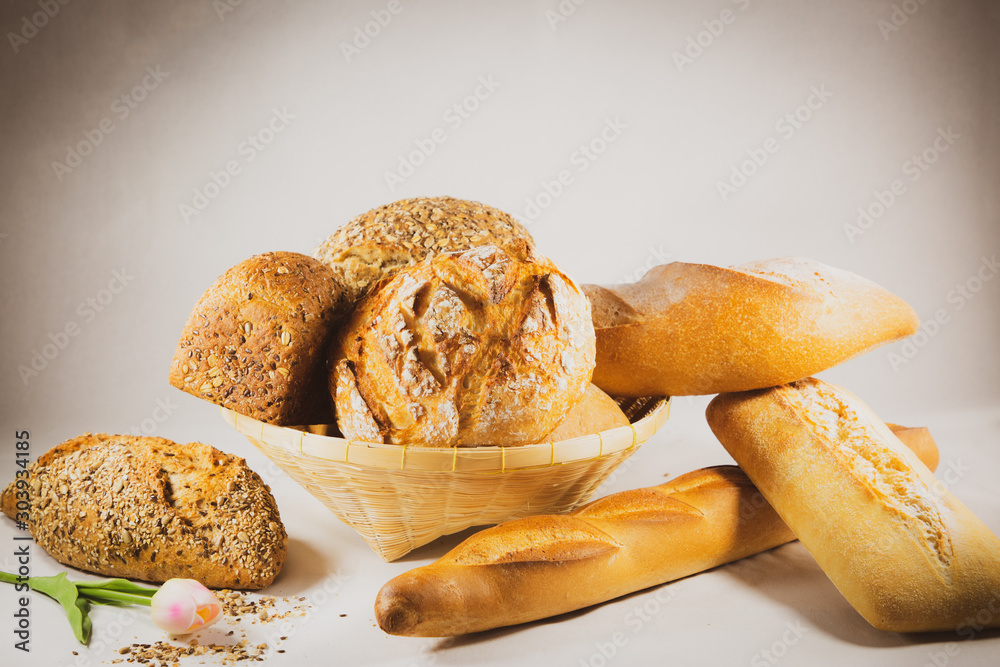 新鲜自制素面包和面包谷物饮食，用天然面粉制成健康食品，对每个人都有好处