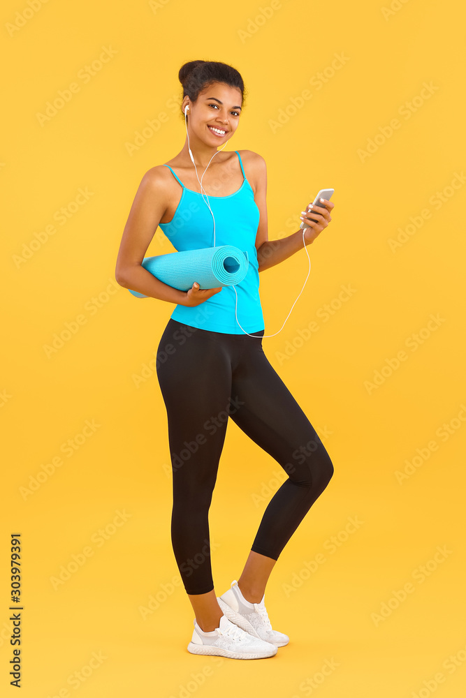 运动型非裔美国女性，背景为瑜伽垫和手机