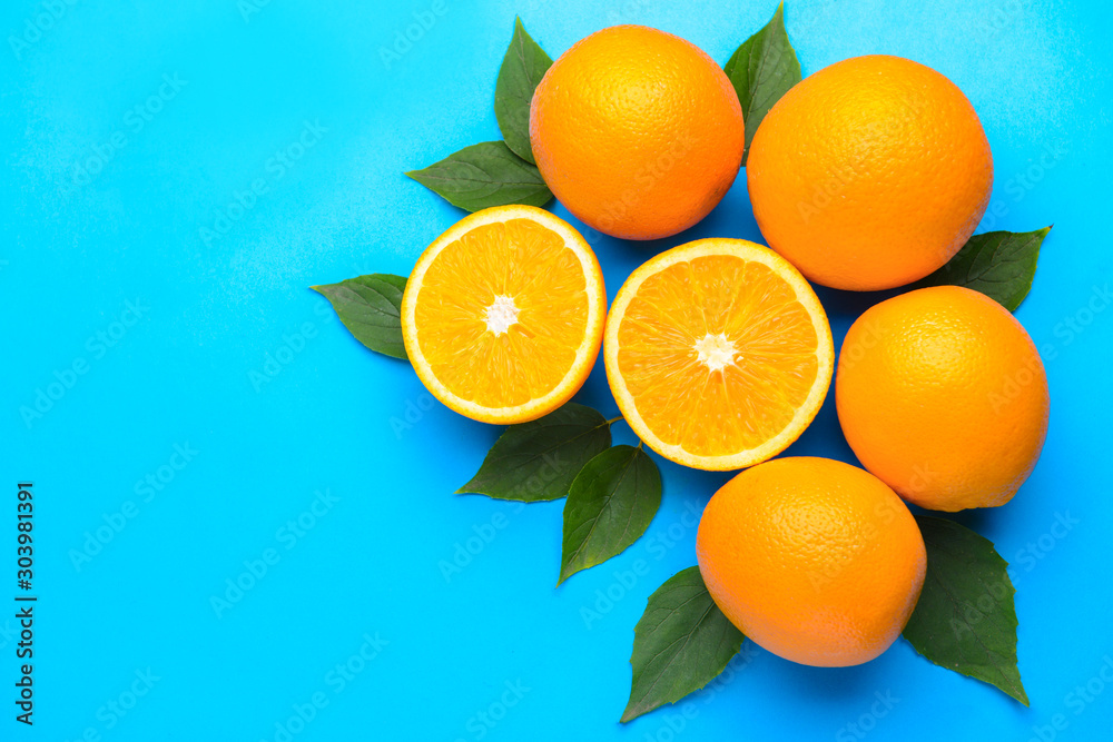 彩色背景上的新鲜橙子